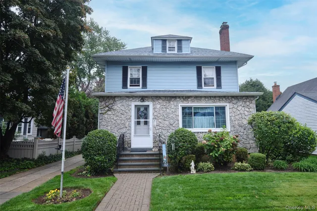 $899,000 | 17 Concord Street, Floral Park, NY 11001
