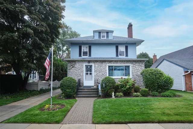 $899,000 | 17 Concord Street, Floral Park, NY 11001