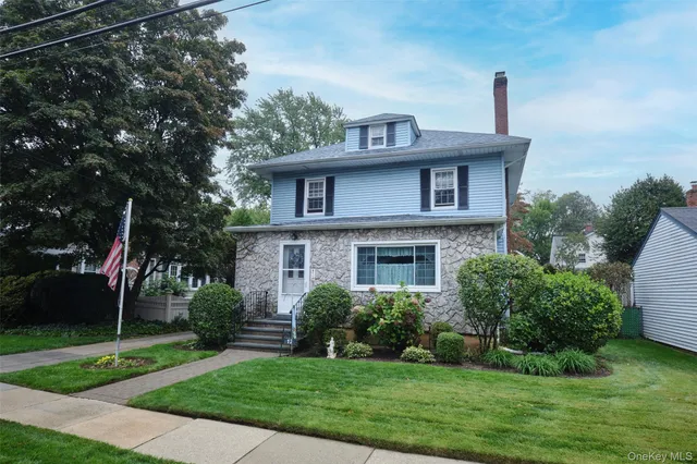 $899,000 | 17 Concord Street, Floral Park, NY 11001