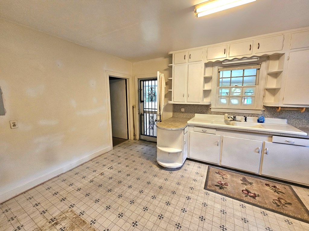 752 Portland Avenue Columbus, GA 31906 - Photo 16 of 31 a large white room with a window and washer