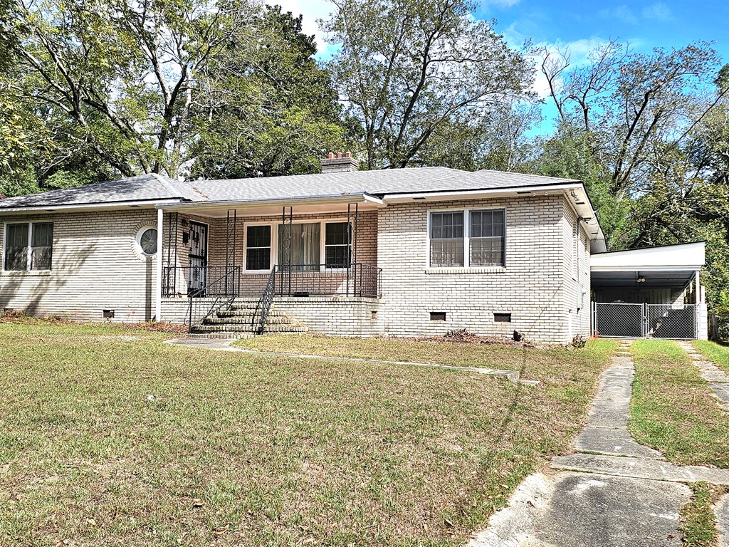 752 Portland Avenue Columbus, GA 31906 - Photo 4 of 31 a front view of house with yard and trees around