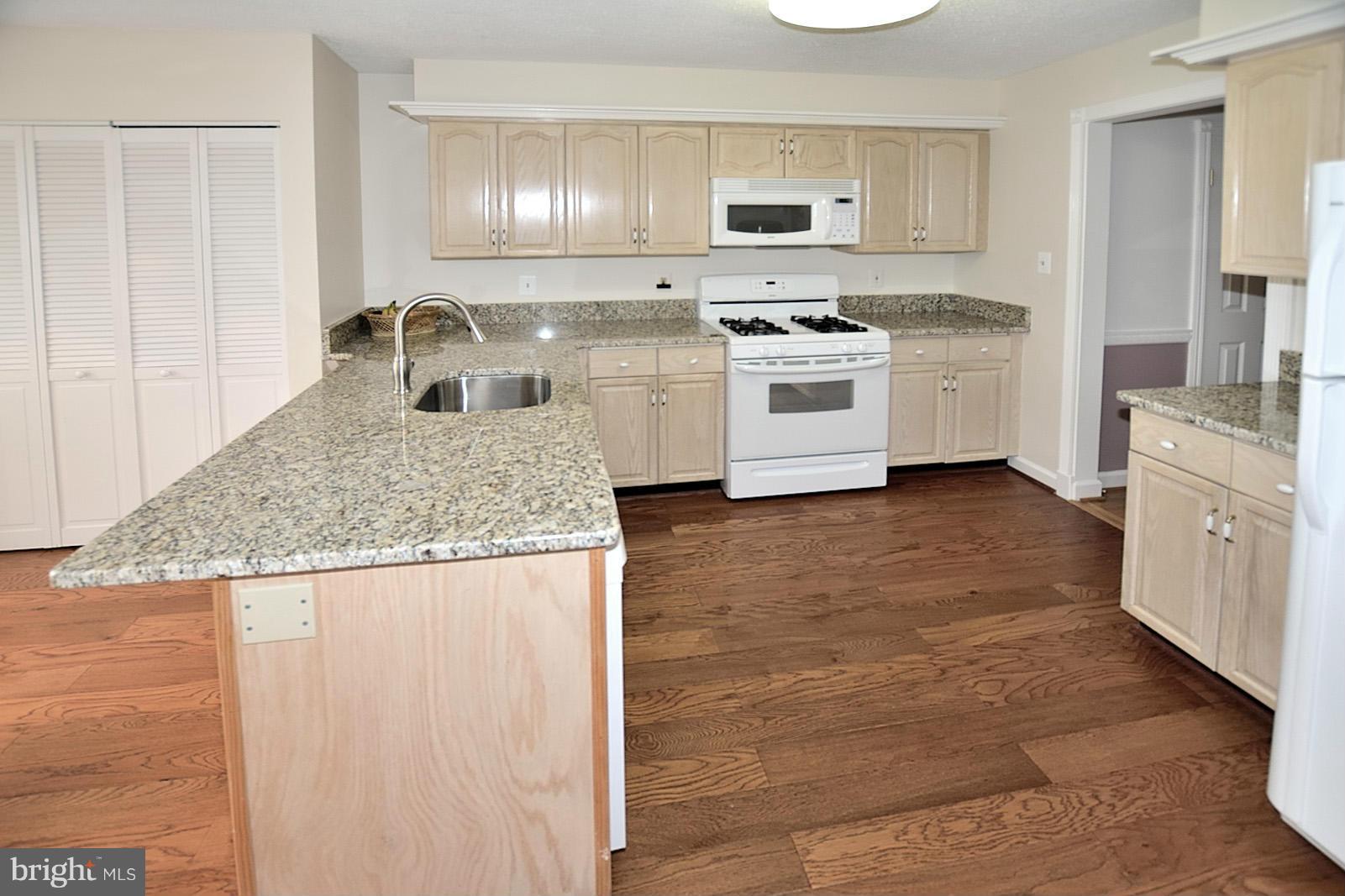 7286 Olde Lantern Way Springfield, VA 22152 - Photo 3 of 26 Kitchen