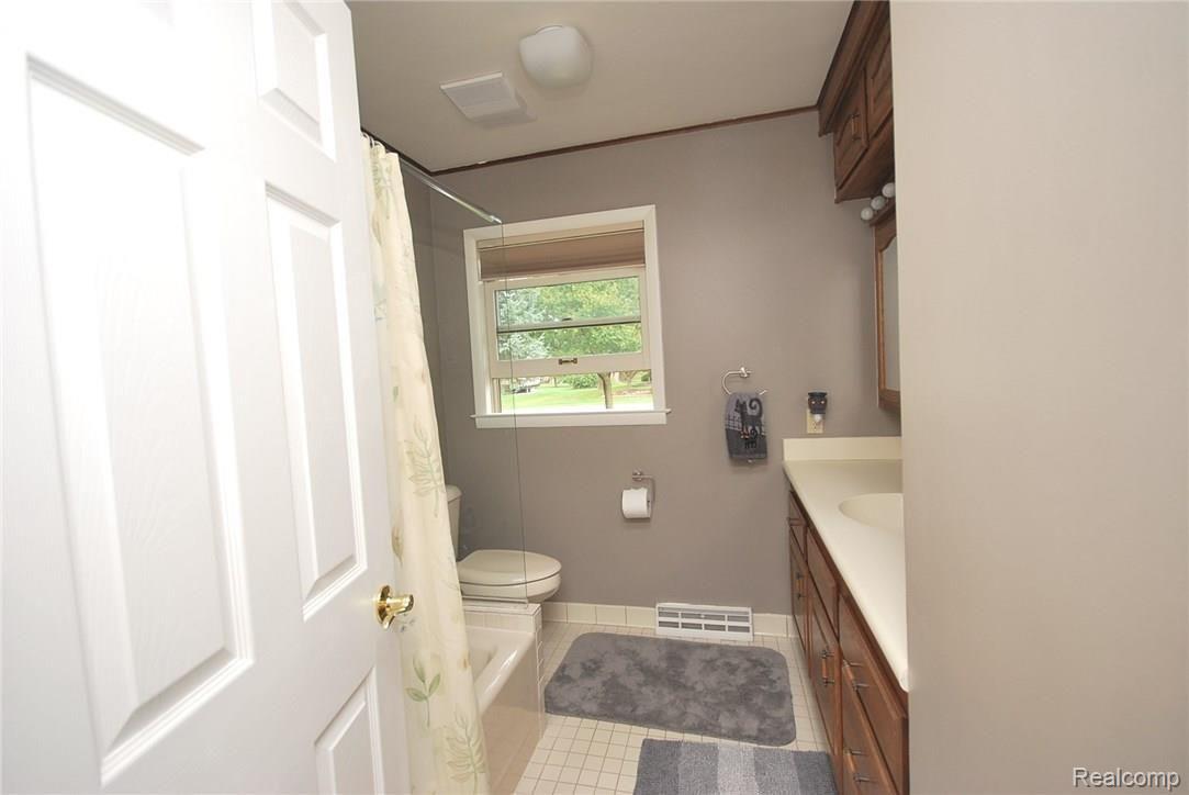 421 Inverness Street Howell, MI 48843 - Photo 14 of 29 Main Bath