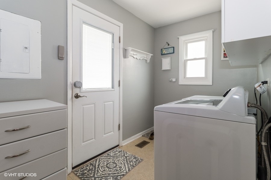 228 Murphy Drive Romeoville, IL 60446 - Photo 15 of 20 a utility room with dryer and washer