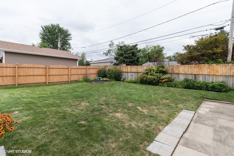 228 Murphy Drive Romeoville, IL 60446 - Photo 19 of 20 a view of backyard with green space