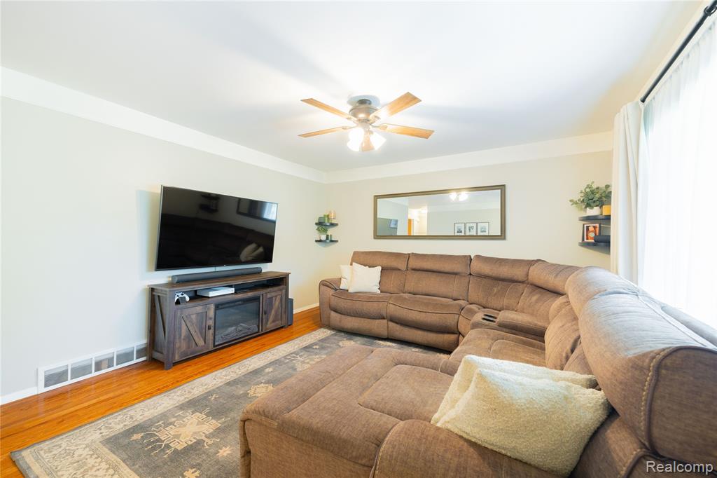 22205 Meridian Road Grosse Ile, MI 48138 - Photo 6 of 42 Gallery Image 6