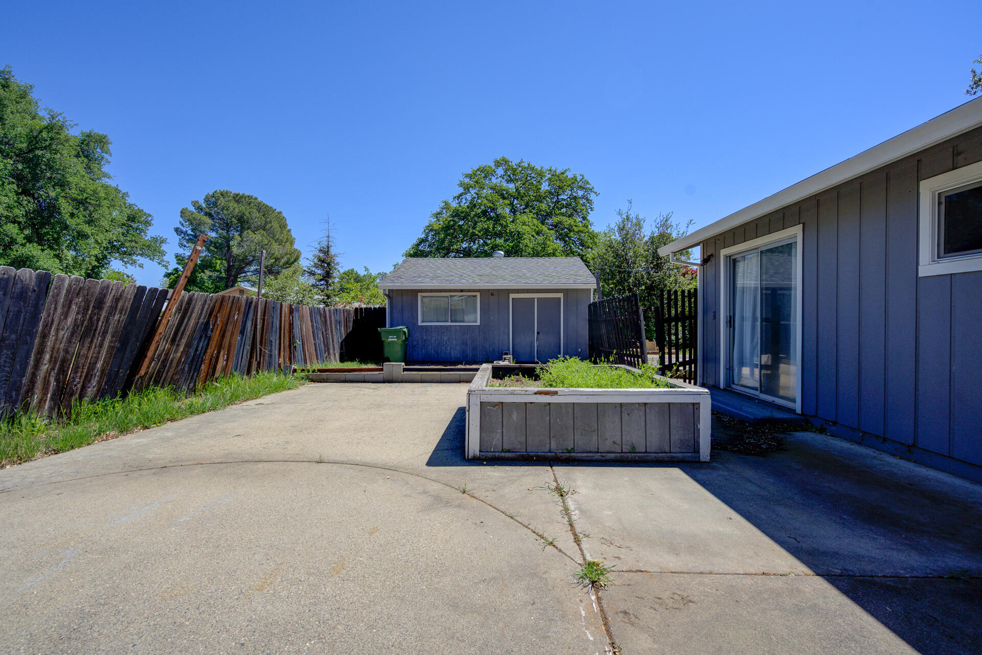 2689 Shasta View Drive Redding, CA 96002 - Photo 22 of 33 a front view of house with a garden