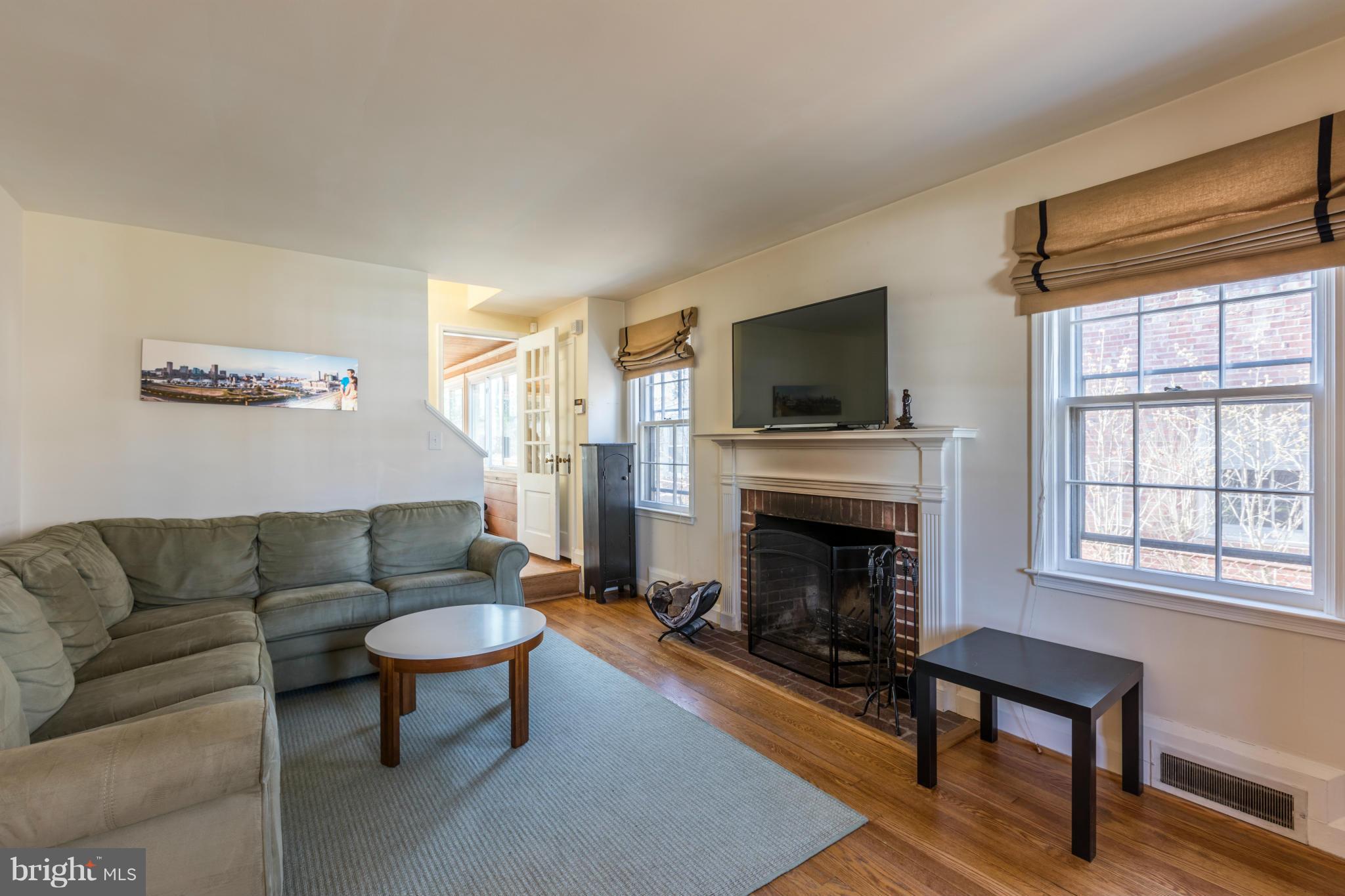 605 Carysbrook Road Baltimore, MD 21208 - Photo 2 of 28 Living Room