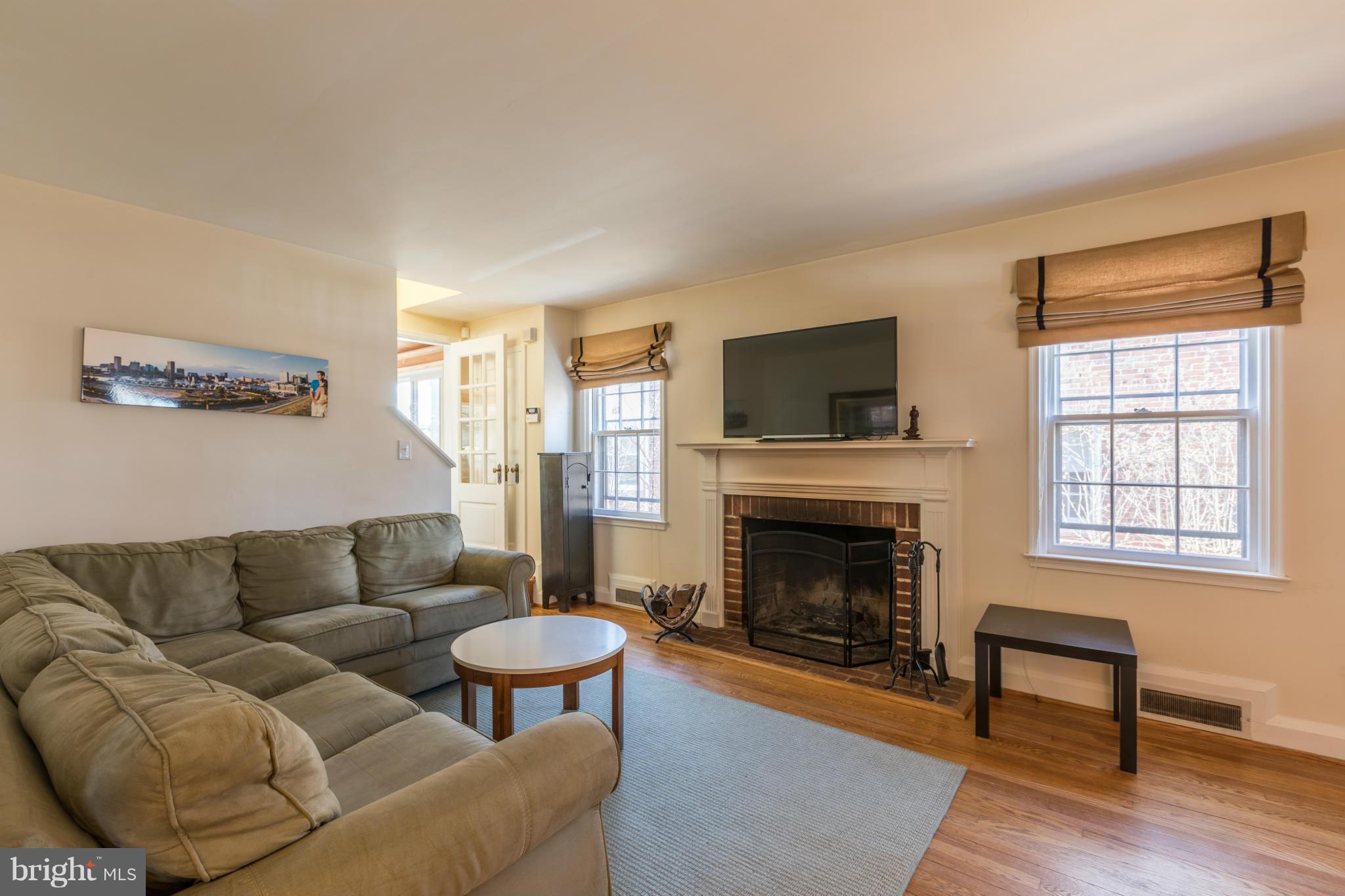 605 Carysbrook Road Baltimore, MD 21208 - Photo 3 of 28 Living Room
