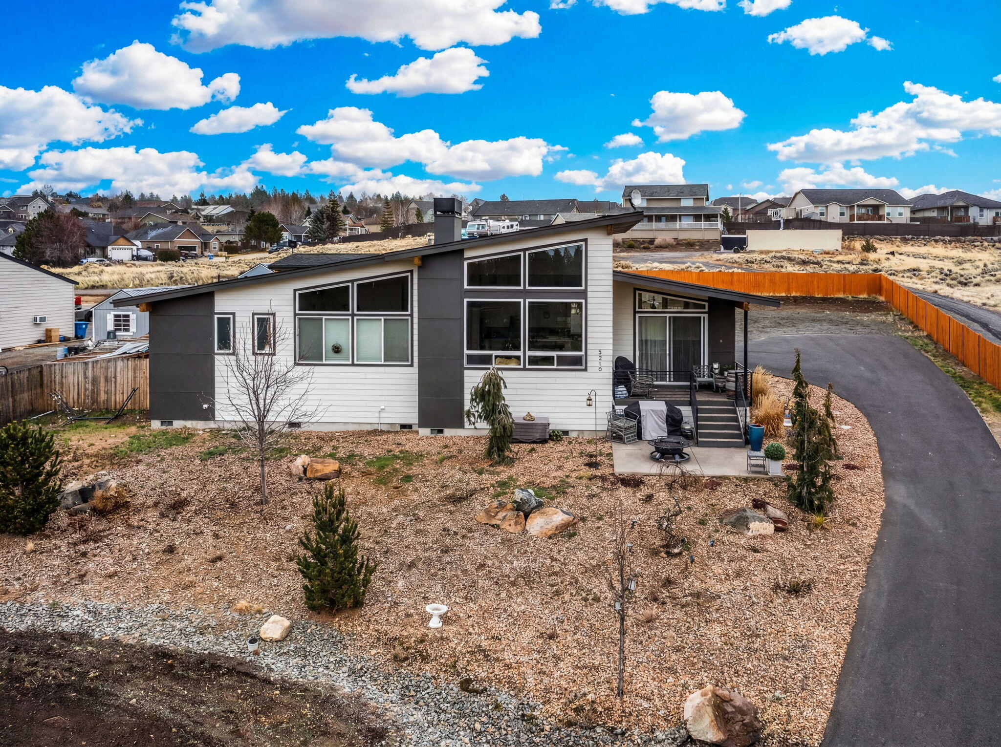 2370 Southwest Helmholtz Way Redmond, OR 97756 - Photo 23 of 31 Gallery Image 23