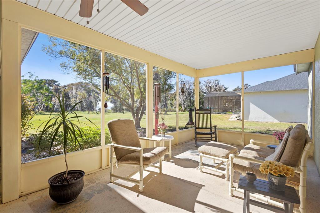 10320 Bumblebee Lane Leesburg, FL 34788 - Photo 37 of 49 a living room with patio furniture and a potted plant