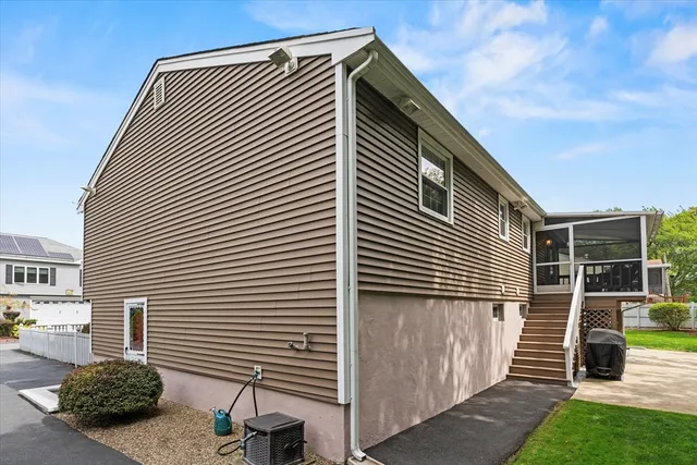 a view of back yard of the house