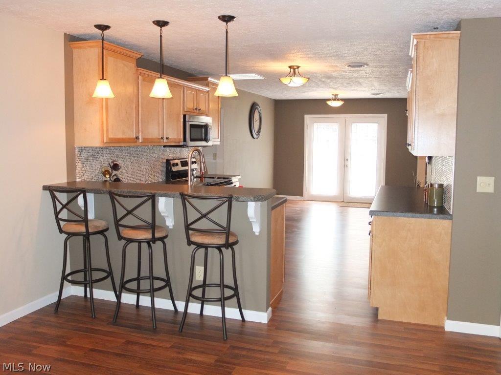 5251 Taylor Road Atwater, OH 44201 - Photo 6 of 20 Breakfast bar between the kitchen and family room.