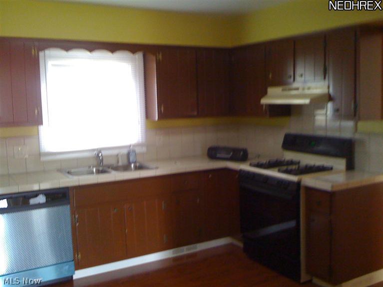 14035 Turney Road Maple Heights, OH 44137 - Photo 7 of 24