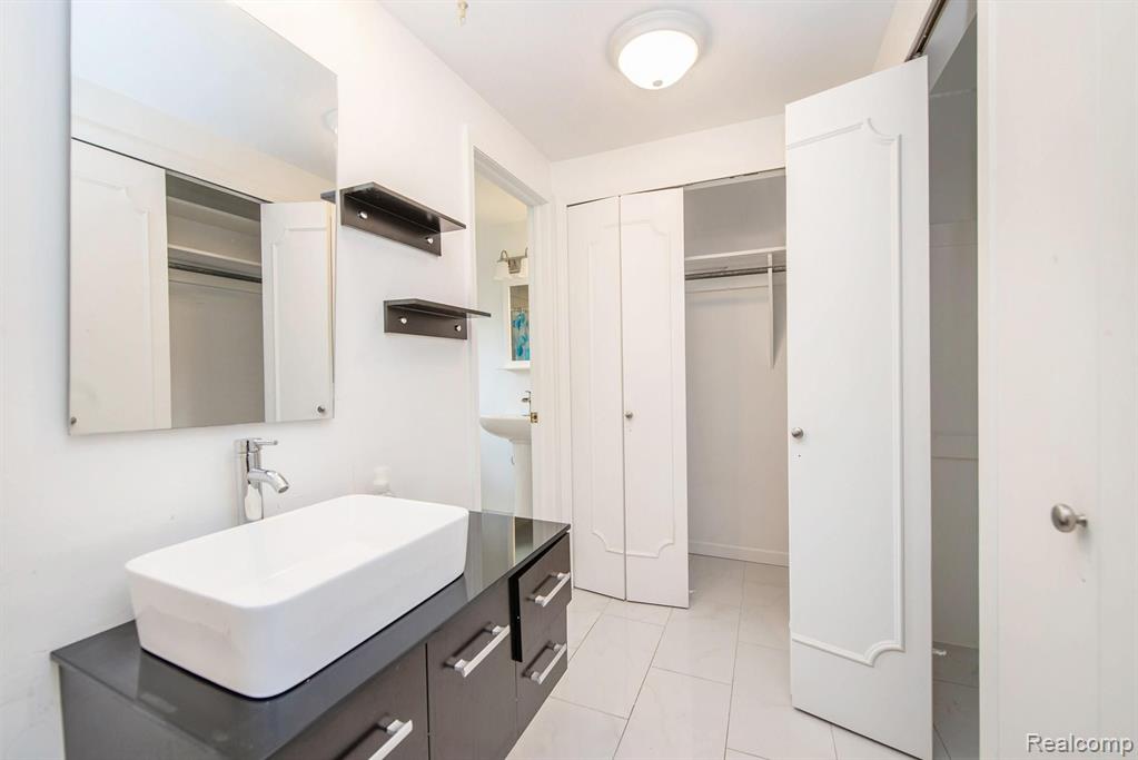 20160 Holiday Road Grosse Pointe Woods, MI 48236 - Photo 15 of 23