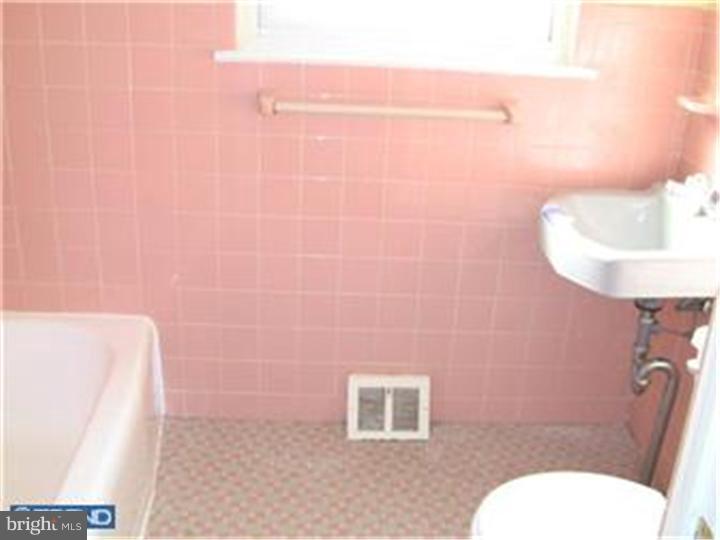 2807 Chase Road Philadelphia, PA 19152 - Photo 7 of 10 Gallery Image 7