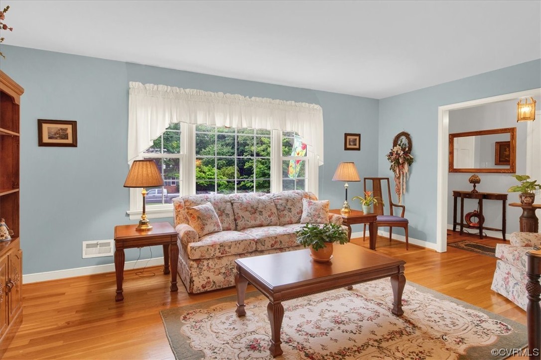 900 Ryder Road Richmond, VA 23235 - Photo 12 of 47 a living room with furniture and a table