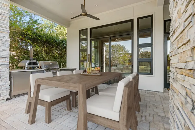 $2,100,000 | 18 Pronghorn Place, The Woodlands, TX 77389