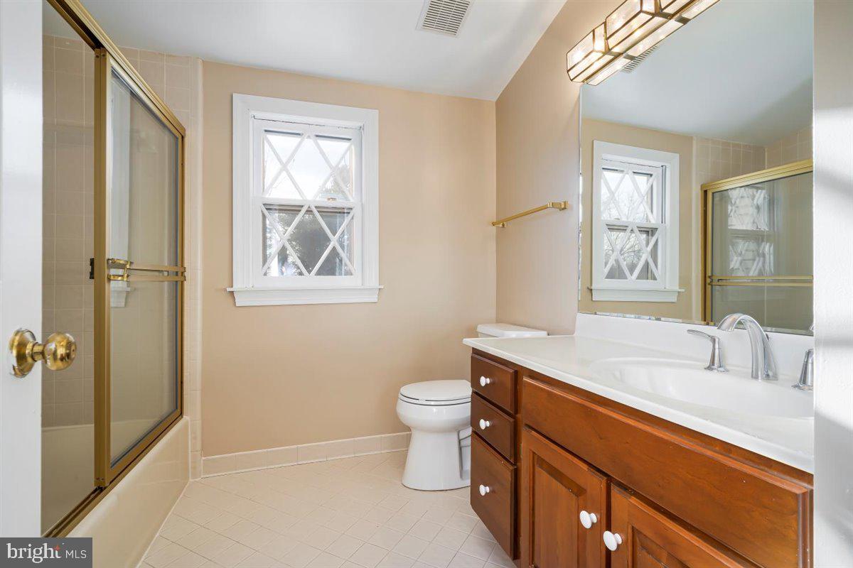 104 Farmgate Lane Silver Spring, MD 20905 - Photo 32 of 78 Bathroom in Teen Suite