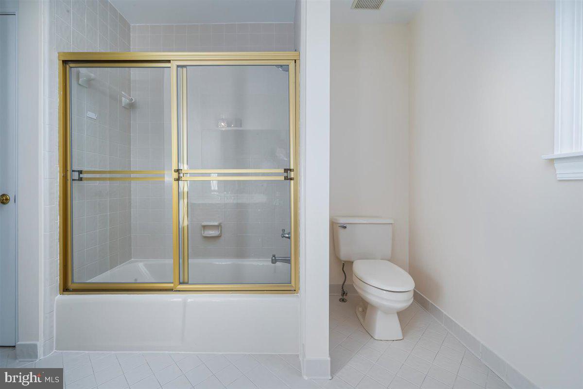 104 Farmgate Lane Silver Spring, MD 20905 - Photo 33 of 78 Hall Bathroom