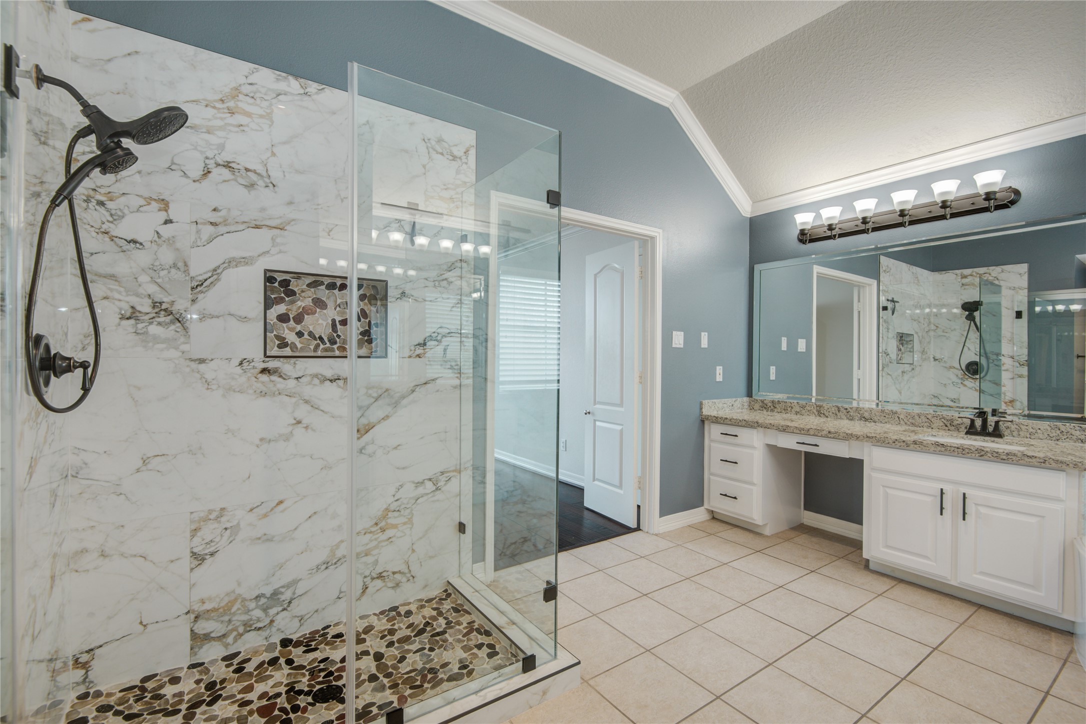 5417 Lillian Street Houston, TX 77007 - Photo 27 of 38 Master Shower bath