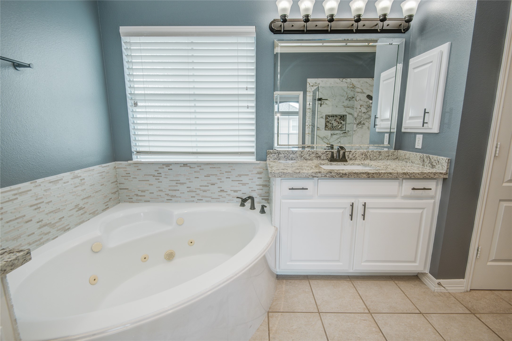 5417 Lillian Street Houston, TX 77007 - Photo 28 of 38 Master bath tub