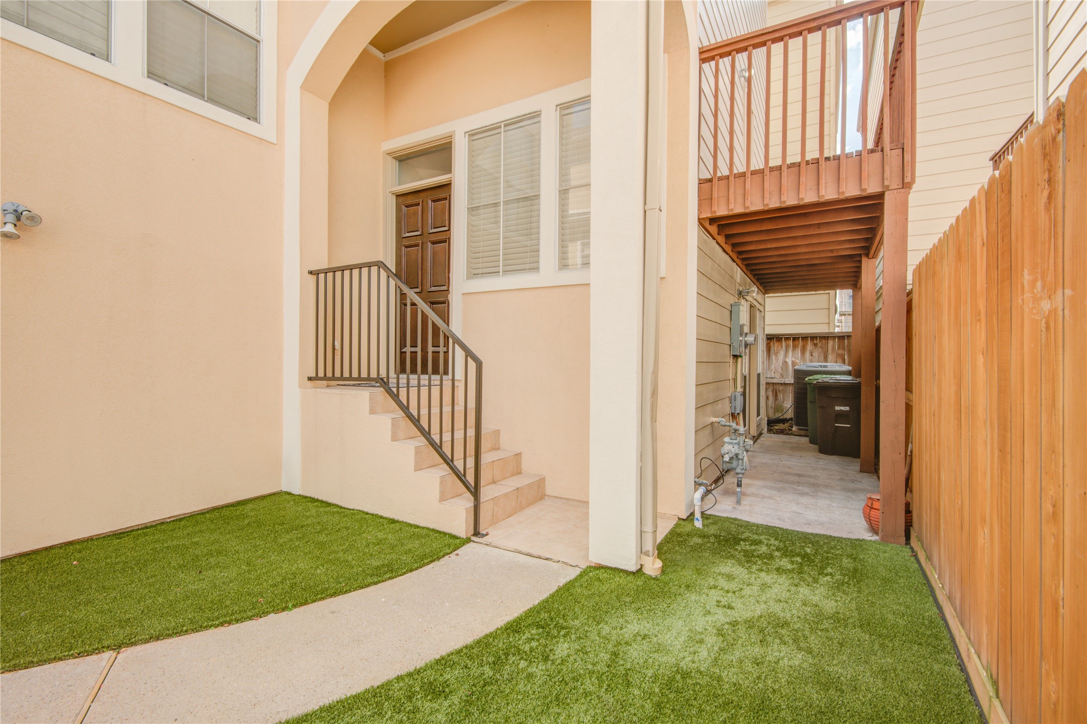 5417 Lillian Street Houston, TX 77007 - Photo 3 of 38 Front yard with Turf