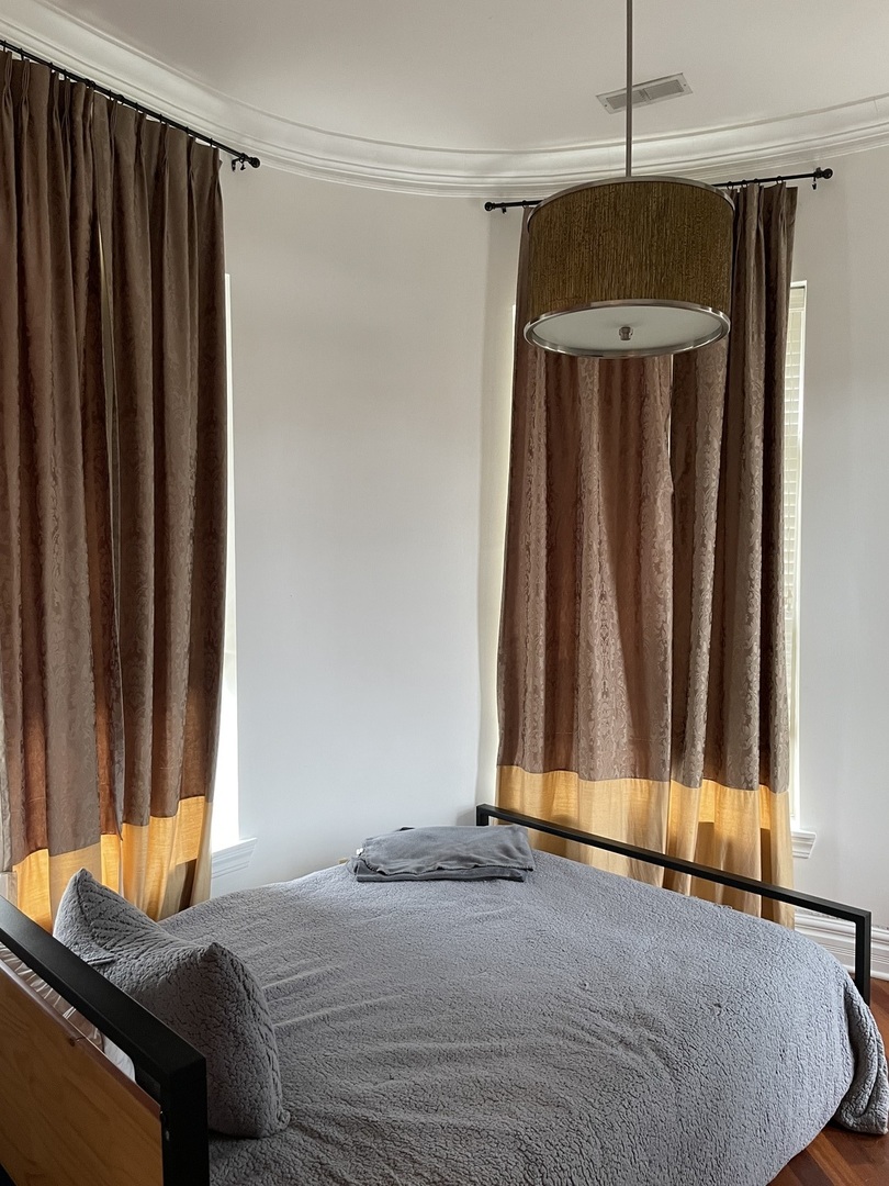 36 South Ashland Avenue, Unit 501 Chicago, IL 60607 - Photo 4 of 12 a bedroom with a bed and a window