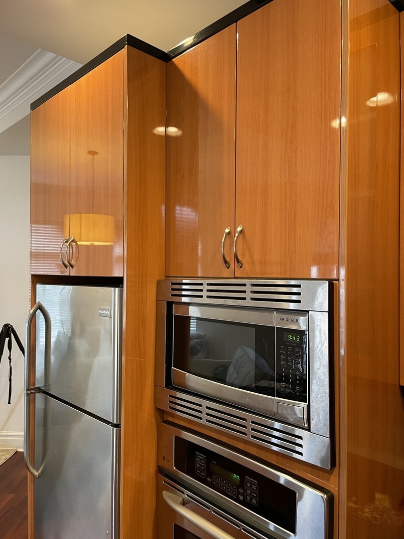 36 South Ashland Avenue, Unit 501 Chicago, IL 60607 - Photo 7 of 12 a kitchen with a refrigerator and a stove