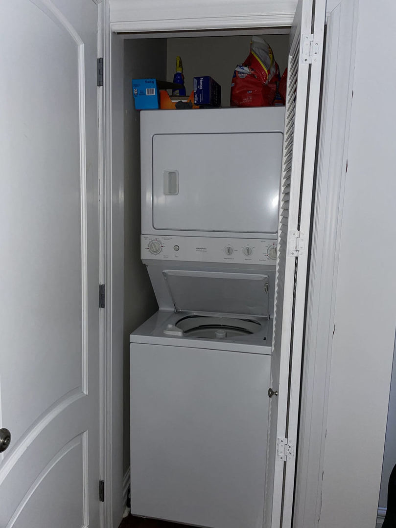 36 South Ashland Avenue, Unit 501 Chicago, IL 60607 - Photo 8 of 12 a utility room with dryer and washer