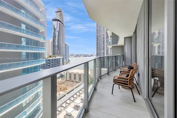 $1,699,000 | 77 Southeast 5th Street, Unit 2006, Miami, FL 33131