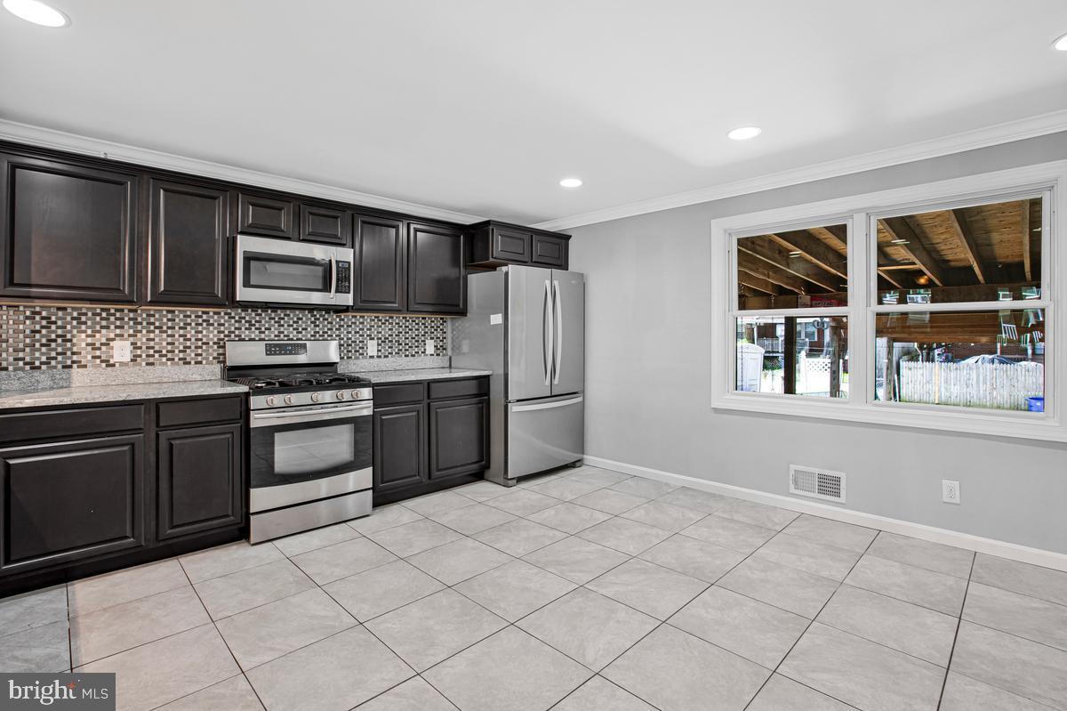 8135 Del Haven Road Baltimore, MD 21222 - Photo 3 of 34 Gallery Image 3