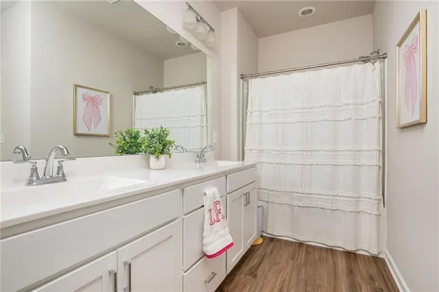 a view of a pathway with a house