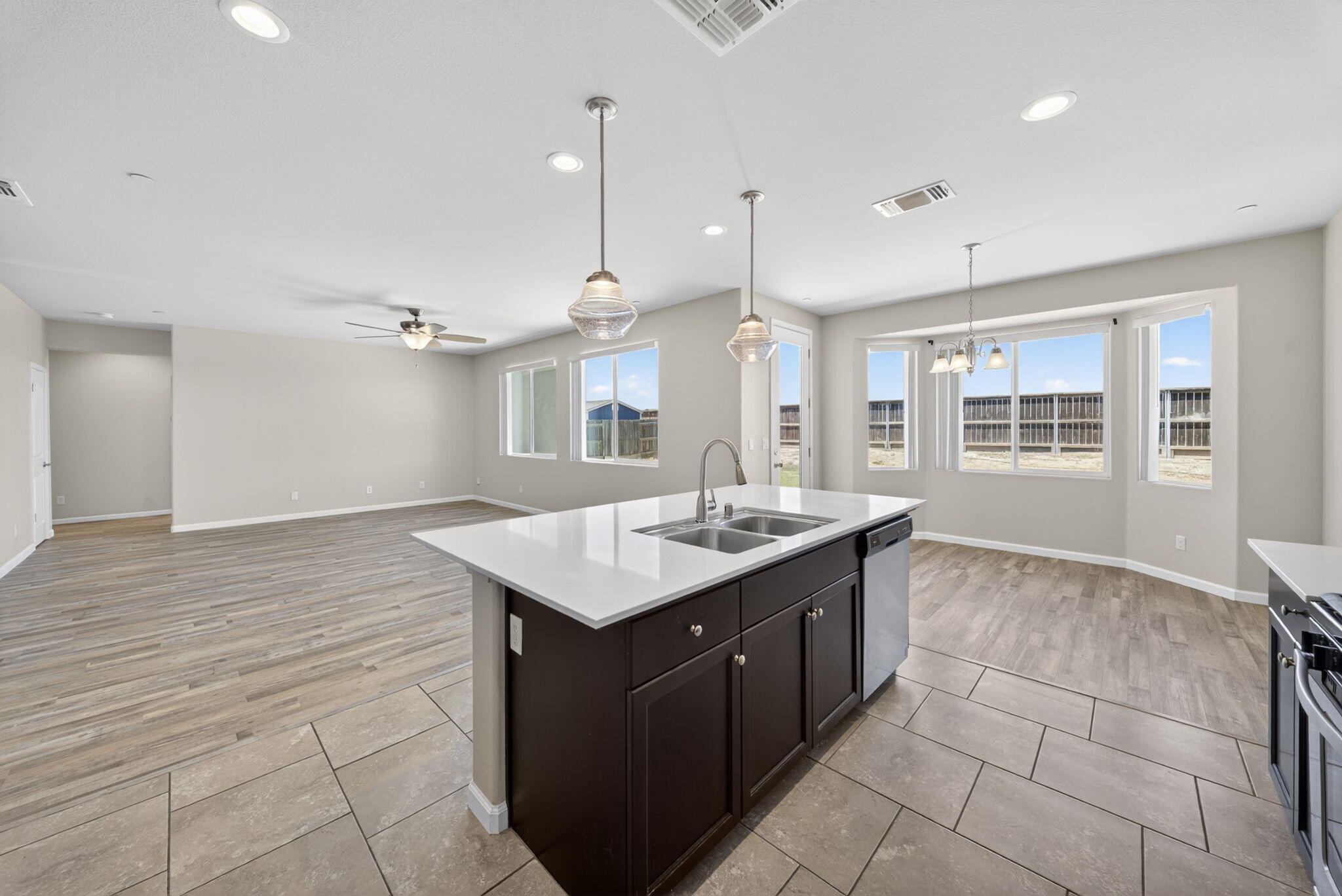 3272 Spring Sails Avenue Tulare, CA 93274 - Photo 7 of 43