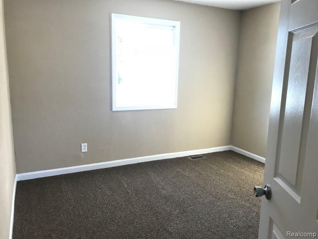 8651 Pingree Road Pinckney, MI 48169 - Photo 17 of 33 Bedroom