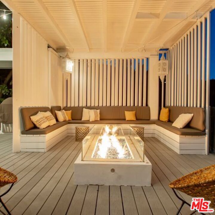 2500 Vasanta Way Los Angeles, CA 90068 - Photo 14 of 22 a view of a bathtub in a balcony