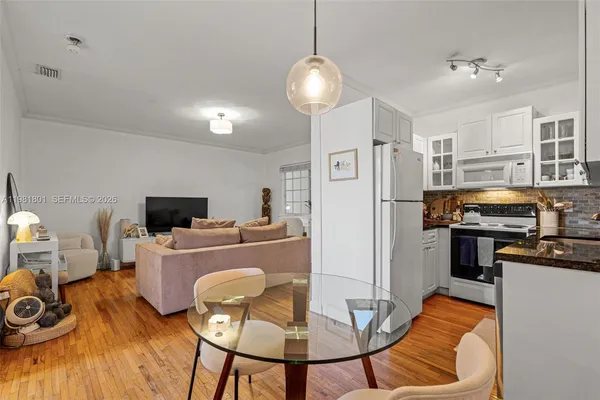 $2,150 | 45 Antilla Avenue, Unit 3C, Coral Gables, FL 33134