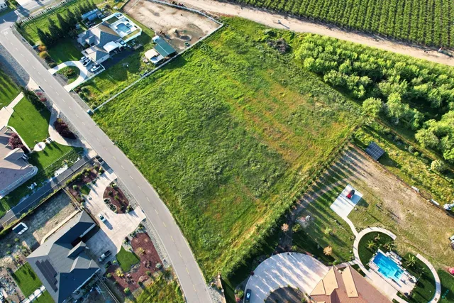 a view of yard from a balcony