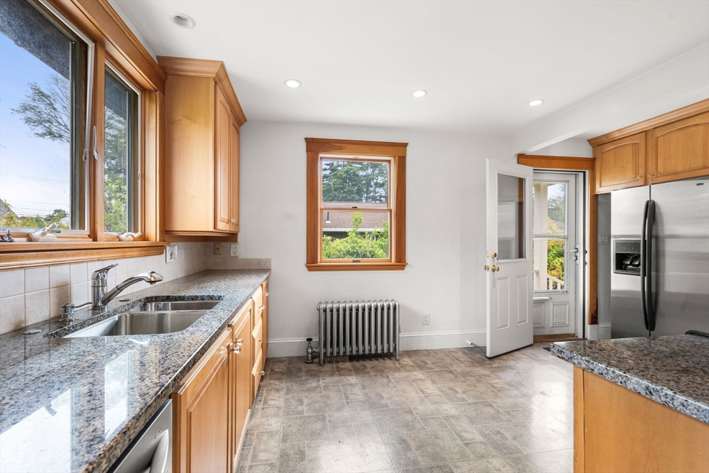 8 Auburn Road Beverly, MA 01915 - Photo 4 of 35 Gallery Image 4