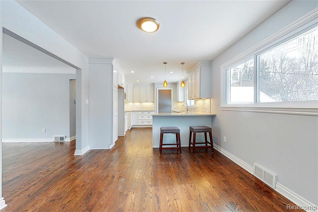 18244 Beverly Road Beverly Hills, MI 48025 - Photo 5 of 30