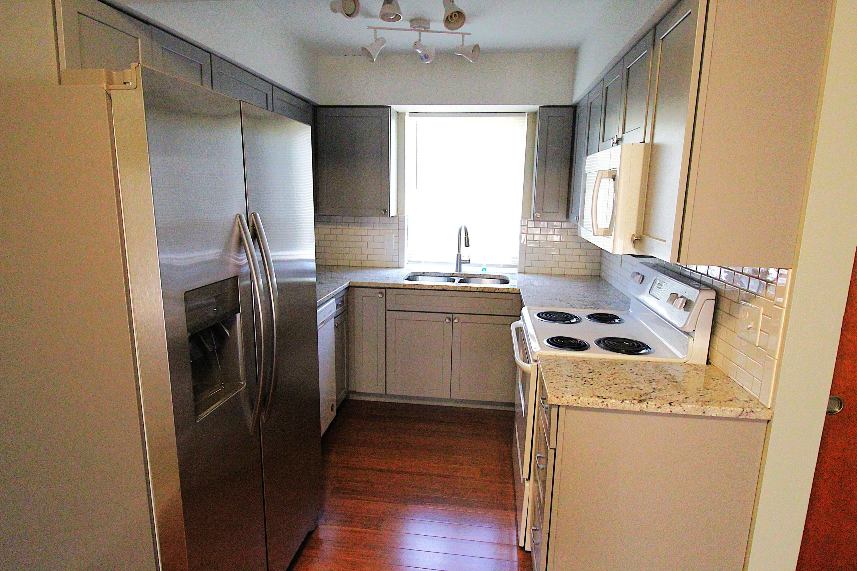 1800 Quarry Ridge Drive Columbus, OH 43232 - Photo 5 of 19 All the modern appliances you need are included