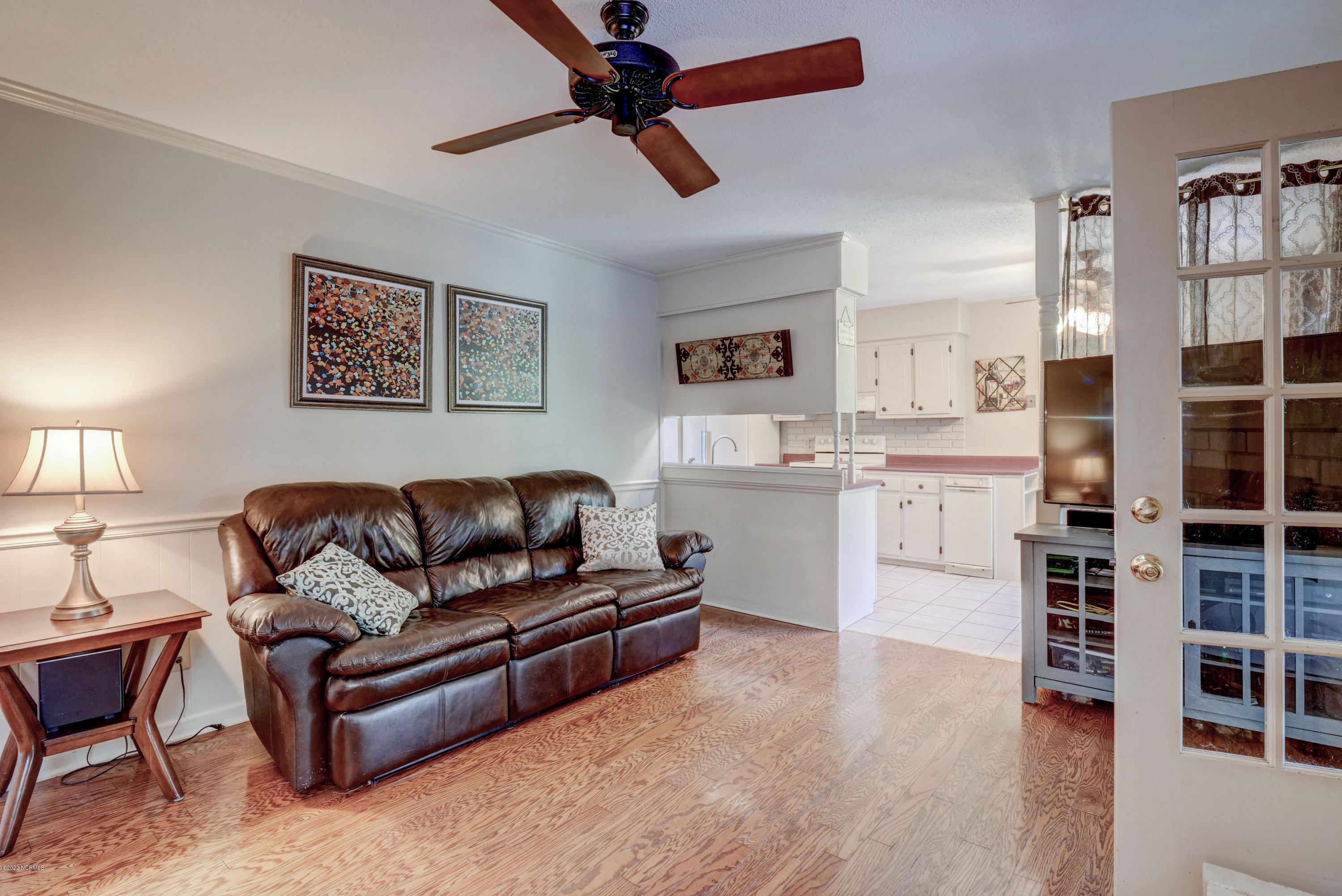 118 Buccaneer Road Wilmington, NC 28409 - Photo 11 of 32 Family Room/Kitchen