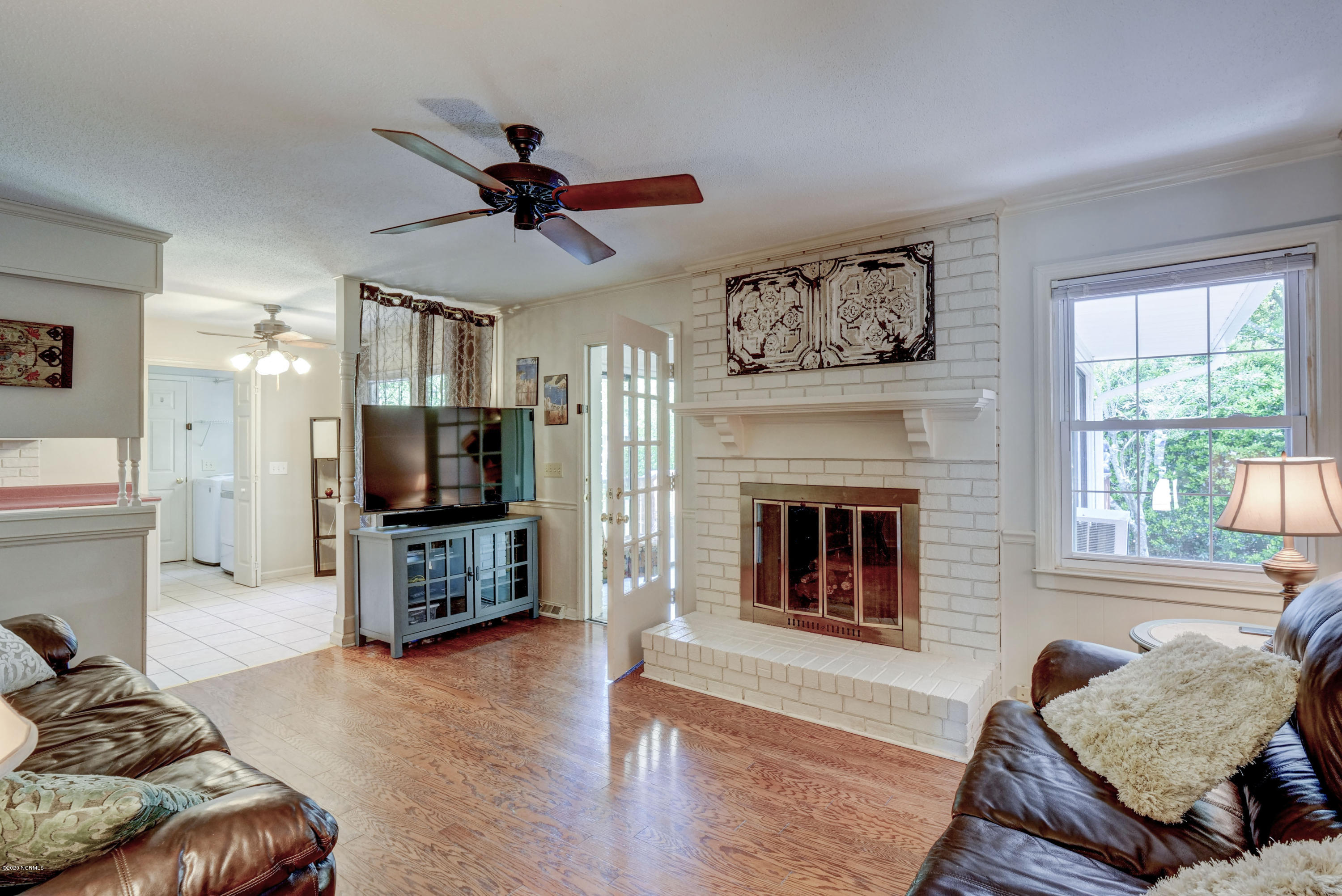 118 Buccaneer Road Wilmington, NC 28409 - Photo 12 of 32 Family Room/Kitchen