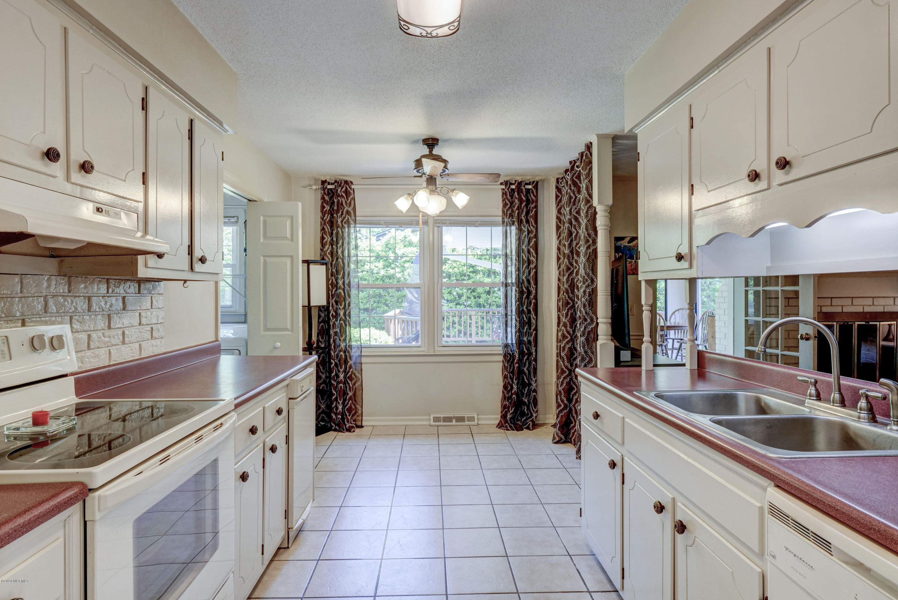 118 Buccaneer Road Wilmington, NC 28409 - Photo 15 of 32 Kitchen/Breakfast Area