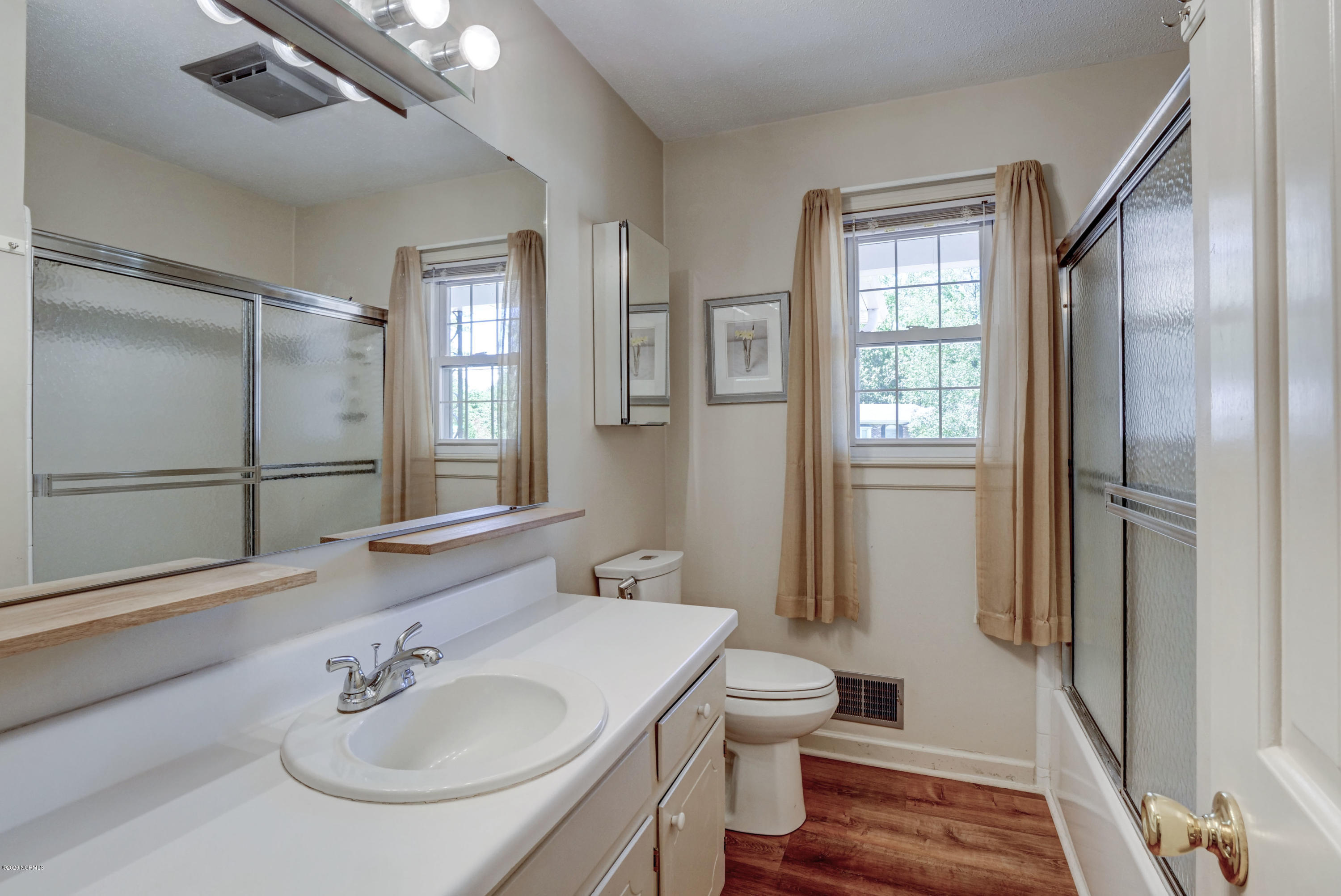 118 Buccaneer Road Wilmington, NC 28409 - Photo 24 of 32 2nd Full Bathroom