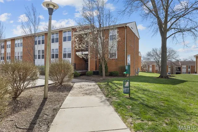 $2,400 | 1970 Greenpoint Drive, Unit 303, St. Louis, MO 63122