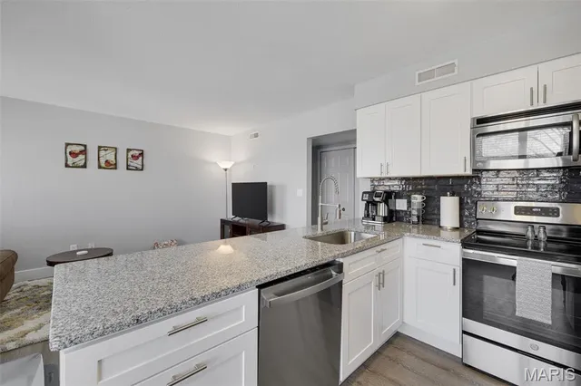 $2,400 | 1970 Greenpoint Drive, Unit 303, St. Louis, MO 63122