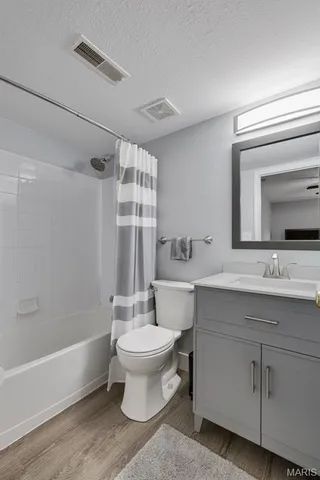 $2,400 | 1970 Greenpoint Drive, Unit 303, St. Louis, MO 63122