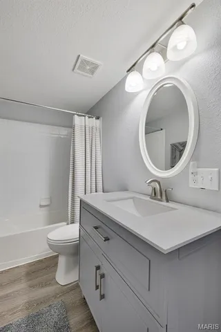 $2,400 | 1970 Greenpoint Drive, Unit 303, St. Louis, MO 63122