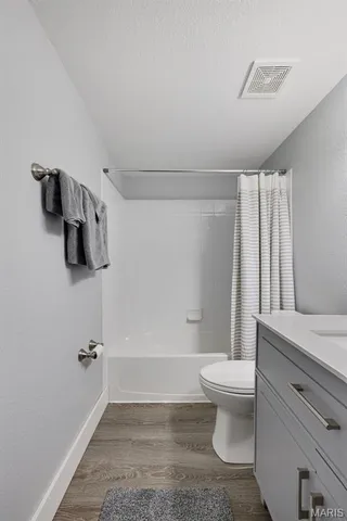 $2,400 | 1970 Greenpoint Drive, Unit 303, St. Louis, MO 63122